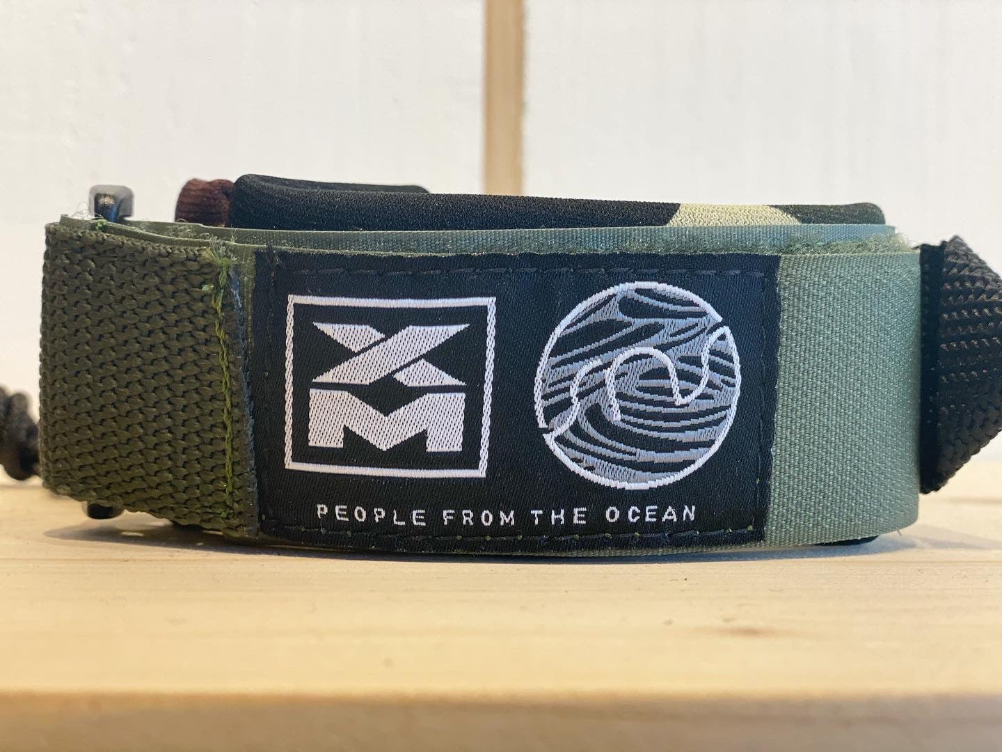 XM x SNS Leash 9’ longboard genou