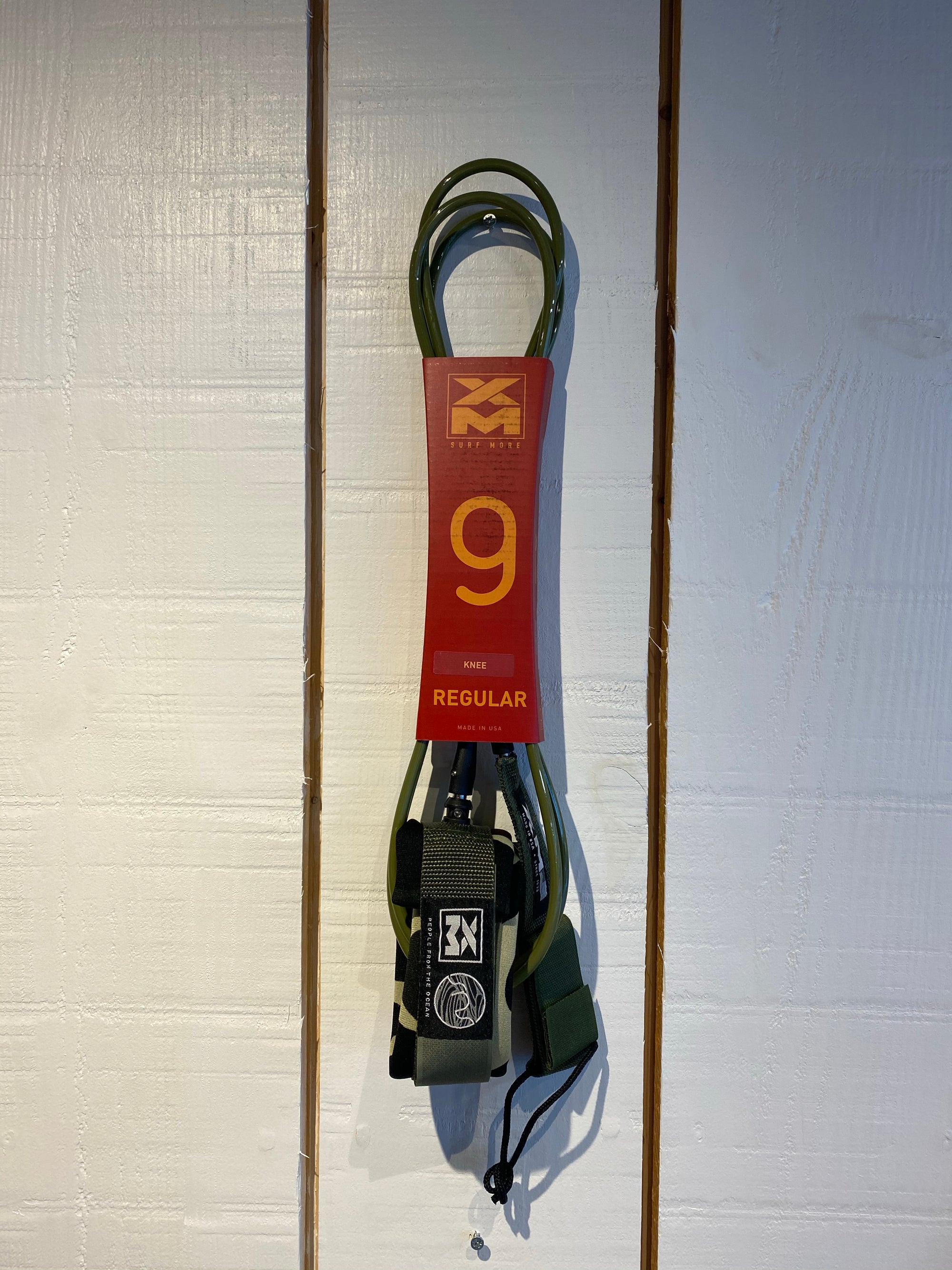 XM x SNS Leash 9’ longboard genou